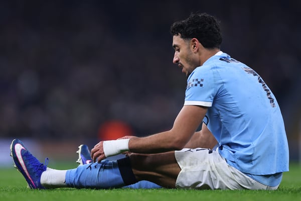 世界杯FIFA体育新闻:奥马尔·马穆什代表曼城首发出任左后卫。/ Robbie Jay Barratt-AMA/Getty Images