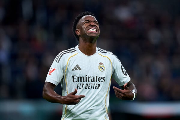 世界杯FIFA体育新闻：维尼修斯·儒尼奥尔没有随队前往瓦伦西亚。/ Diego Souto/Getty Images