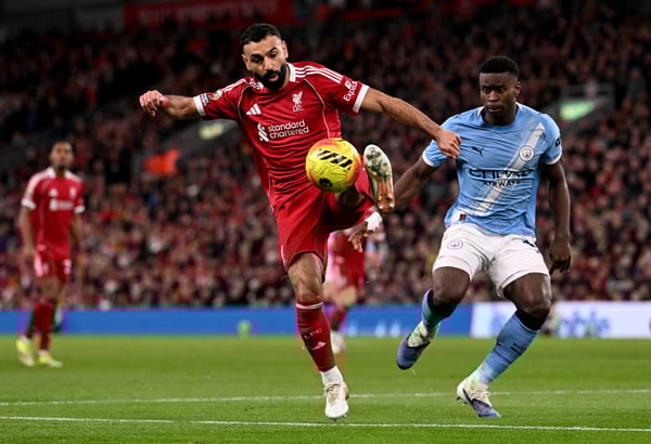 世界杯FIFA体育新闻：马克·盖伊（右）对穆罕默德·萨拉赫犯规，但逃过了红牌。/ 利物浦足球俱乐部/Getty Images