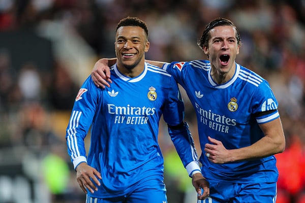 世界杯FIFA体育新闻:基利安·姆巴佩(左)和阿尔瓦罗·卡雷拉斯联手帮助皇家马德里战胜了瓦伦西亚。 /伊万·特伦/欧罗巴出版社/盖蒂图片社