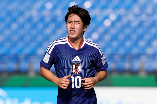 世界杯FIFA体育新闻：日本队10号球员佐藤龙之介在亚足联U23亚洲杯半决赛日本对阵韩国的比赛中做出反应