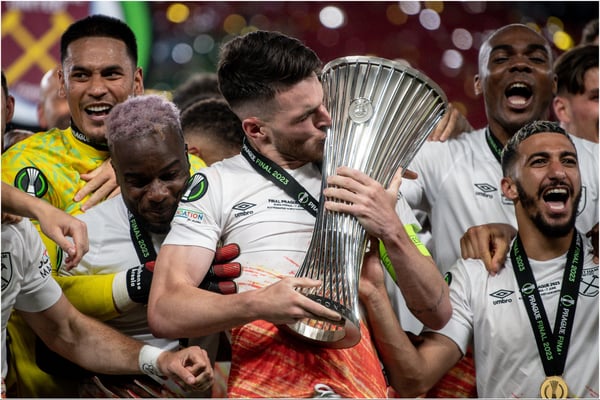 世界杯FIFA体育新闻:德克兰·赖斯随西汉姆联队举起了一座欧洲奖杯。/ Lukas Kabon/Anadolu Agency/Getty Images