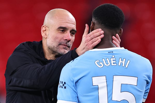 世界杯FIFA体育新闻：瓜迪奥拉（左）信任马克·盖伊，让他指挥后防线。/ Robbie Jay Barratt/AMA/Getty Images