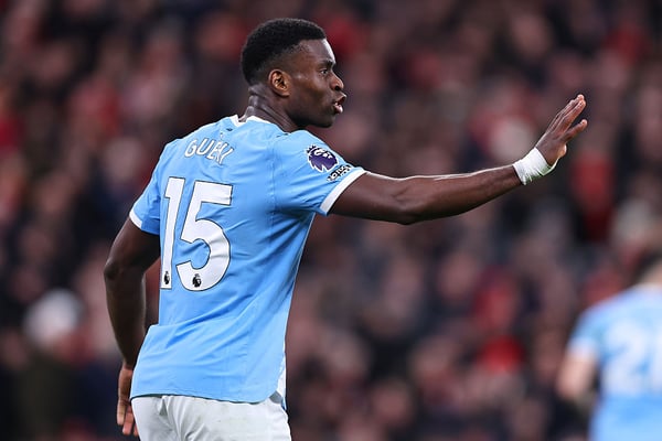 世界杯FIFA体育新闻：马克·盖伊遭到了安菲尔德球迷的阵阵嘘声。/ Robbie Jay Barratt/AMA/Getty Images