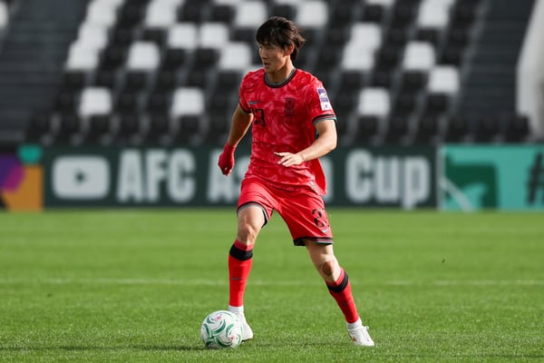 世界杯FIFA体育新闻：在亚足联U23亚洲杯C组黎巴嫩对阵韩国的比赛中，韩国球员申敏河（23号）控球。