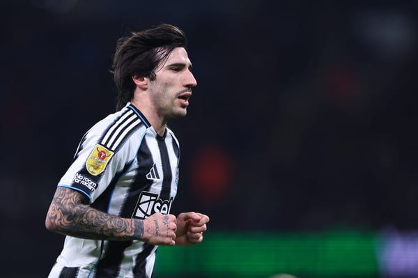 世界杯FIFA体育新闻：桑德罗·托纳利可能离开纽卡斯尔。/ Robbie Jay Barratt/AMA/Getty Images