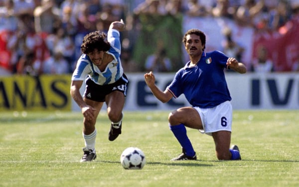 世界杯FIFA体育新闻：1982年西班牙世界杯上，阿根廷球员迭戈·马拉多纳摆脱了意大利球员克劳迪奥·詹蒂莱的防守。