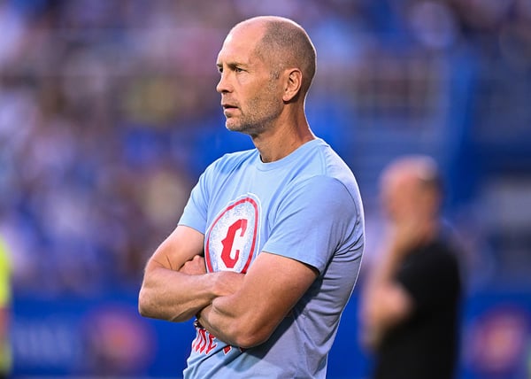 世界杯FIFA体育新闻：格雷格·贝尔哈特对罗伯特·莱万多夫斯基赞不绝口。/ Minas Panagiotakis/Getty Images