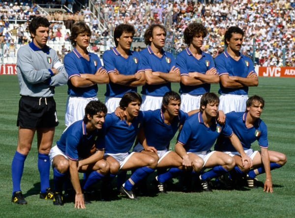 世界杯FIFA体育新闻：1982年西班牙世界杯C组，意大利队在巴塞罗那对阵阿根廷队前列队。