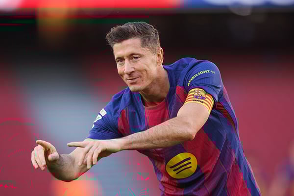 世界杯FIFA体育新闻：罗伯特·莱万多夫斯基预计不会继续留在巴塞罗那。/ Judit Cartiel/Getty Images