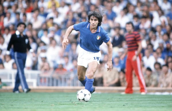 世界杯FIFA体育新闻：布鲁诺·孔蒂代表意大利队在巴塞罗那萨里亚球场对阵阿根廷队，这是1982年西班牙世界杯C组的比赛。