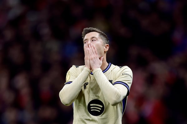 世界杯FIFA体育新闻：罗伯特·莱万多夫斯基替补出场未能发挥作用。/ Maria Gracia Jimenez/Soccrates/Getty Images