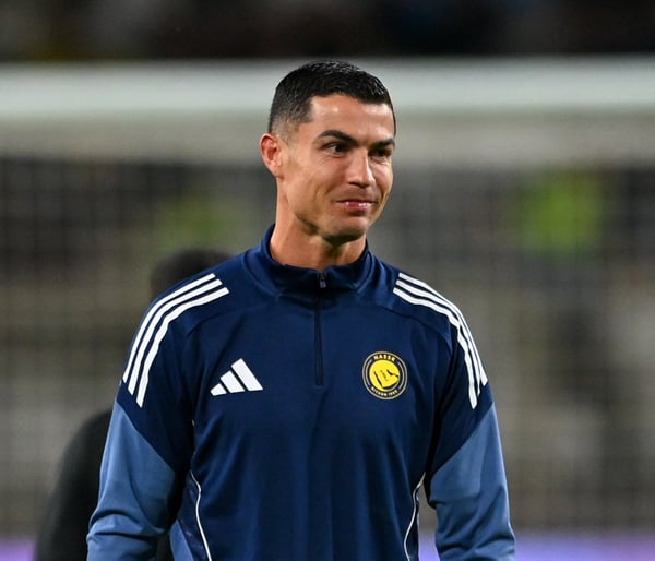 世界杯FIFA体育新闻：克里斯蒂亚诺·罗纳尔多正在与阿尔纳斯尔队交锋。/ Waleed Zein/Anadolu/Getty Images