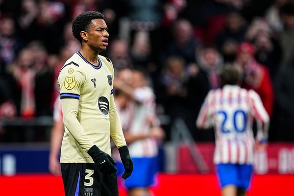 世界杯FIFA体育新闻：巴塞罗那的防线再次被对手突破。/ Oscar J. Barroso/Europa Press/Getty Images