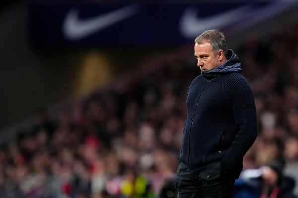 世界杯FIFA体育新闻：汉斯·弗里克只能眼睁睁地看着自己的球队被对手压制。/ Jose Breton/Pics Action/NurPhoto/Getty Images