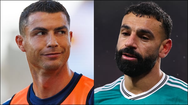 世界杯FIFA体育新闻：克里斯蒂亚诺·罗纳尔多（左）和穆罕默德·萨拉赫成为今日八卦新闻的头条。/ Maciej Rogowski/Eurasia Sport Images/Robbie Jay Barratt-AMA/Getty Images