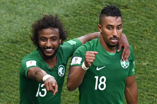 世界杯FIFA体育新闻：2018年6月25日，在俄罗斯伏尔加格勒的伏尔加格勒竞技场举行的2018年俄罗斯世界杯A组沙特阿拉伯对阵埃及的比赛中，沙特阿拉伯前锋萨利姆·阿尔-道萨里（右）在打入制胜球后与队友沙特阿拉伯后卫亚西尔·阿尔-沙赫拉尼庆祝。
