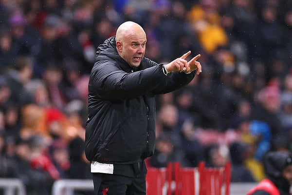 世界杯FIFA体育新闻：阿恩·斯洛特似乎对定位球的重要性感到沮丧。/ Robbie Jay Barratt/AMA/Getty Images