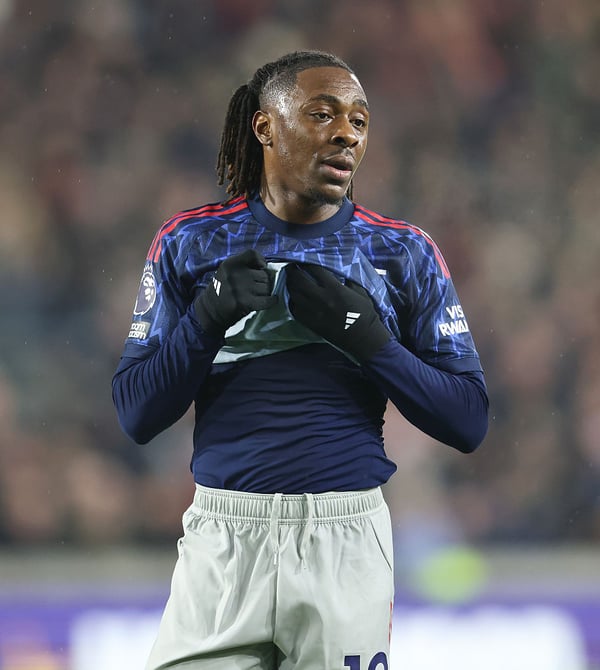 世界杯FIFA体育新闻：埃贝雷奇·埃泽半场就被换下。/ Rob Newell/CameraSport/Getty Images