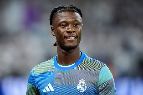 世界杯FIFA体育新闻：在哈维·阿隆索执教期间，爱德华多·卡马文加很难获得稳定的出场时间。/ Angel Martinez/Getty Images