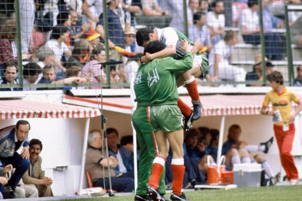 世界杯FIFA体育新闻：阿尔及利亚庆祝战胜西德 1982 年世界杯 (1)