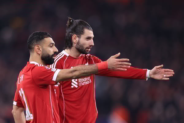 世界杯FIFA体育新闻:穆罕默德·萨拉赫(左)助攻多米尼克·索博斯莱攻入布莱顿的进球。/ Simon Stacpoole/Offside/Getty Images