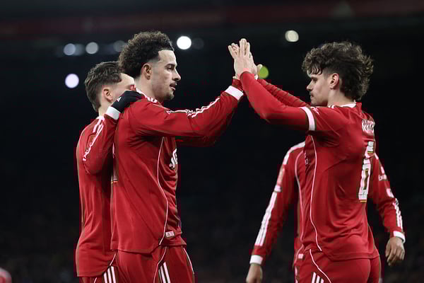 世界杯FIFA体育新闻：米洛斯·克尔凯兹（右）和柯蒂斯·琼斯联手为利物浦首开纪录。/ Darren Staples/AFP/Getty Images