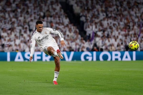 世界杯FIFA体育新闻:特伦特·亚历山大-阿诺德是丹尼·卡瓦哈尔在皇家马德里的接班人。/ Helios de la Rubia/皇家马德里/Getty Images