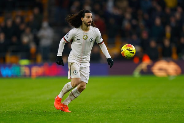 世界杯FIFA体育新闻：马克·库库雷拉在场边。/ 马尔科姆·库岑斯/盖蒂图片社