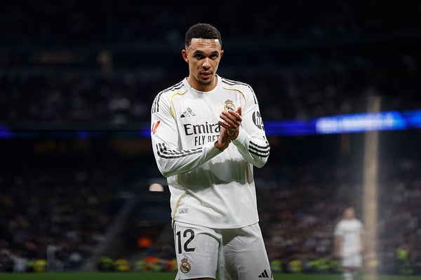 世界杯FIFA体育新闻:特伦特·亚历山大-阿诺德助攻皇家马德里队在周六晚的比赛中打入首球。/ David S. Bustamante/皇家马德里/Getty Images