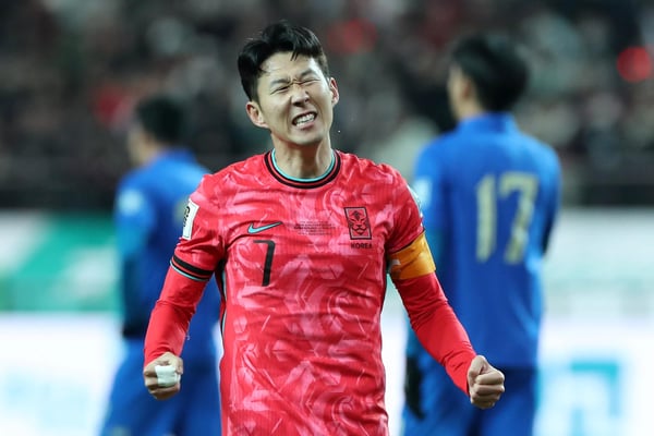 世界杯FIFA体育新闻：韩国球员孙兴慜在世界杯亚洲区预选赛第二轮C组韩国对阵泰国的比赛中庆祝进球。