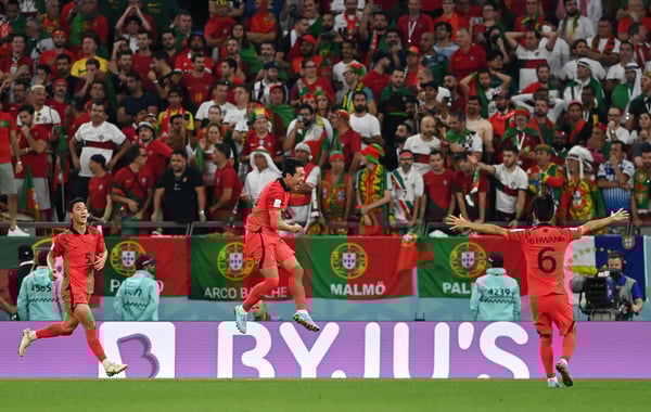 世界杯FIFA体育新闻：金英权庆祝他攻破葡萄牙球门的进球