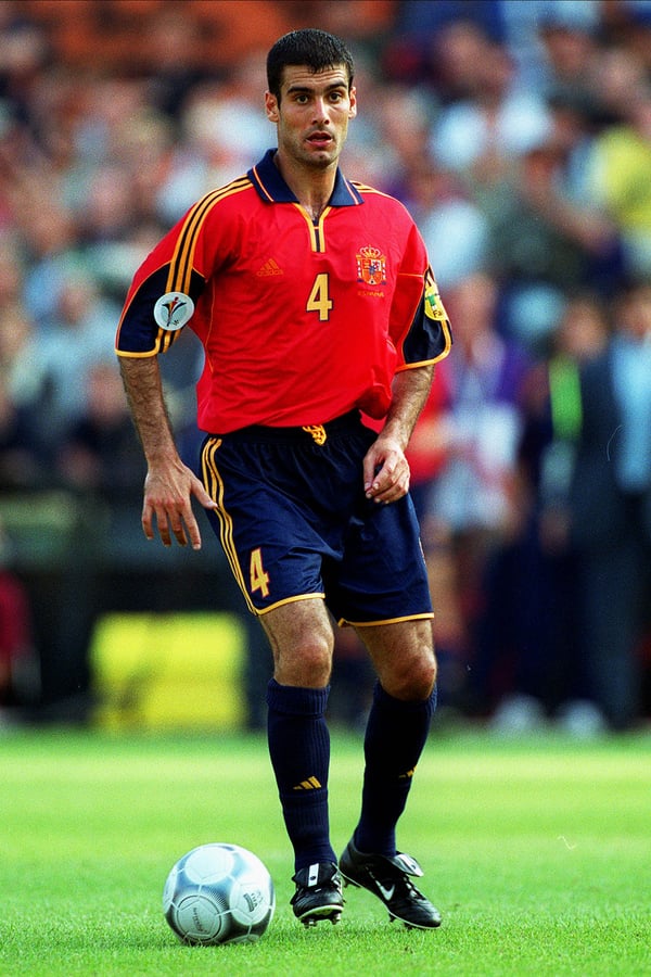 世界杯FIFA体育新闻：瓜迪奥拉在成为伟大教练之前，是一位伟大的球员。/ Getty/Bongarts