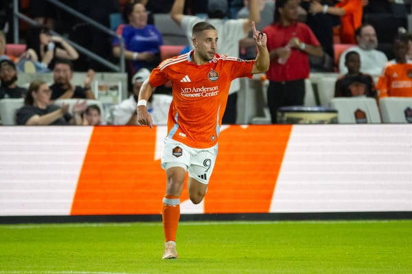 世界杯FIFA体育新闻：休斯顿迪纳摩队的翁德雷·林格尔