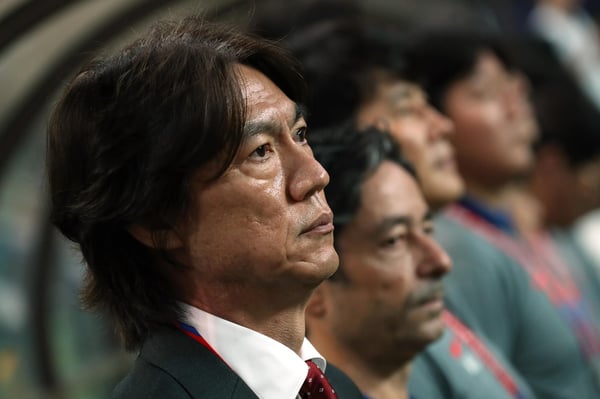 世界杯FIFA体育新闻：韩国队主教练洪明甫在韩国与巴勒斯坦的世界杯亚洲区预选赛第三轮B组比赛中注视着场上球员。