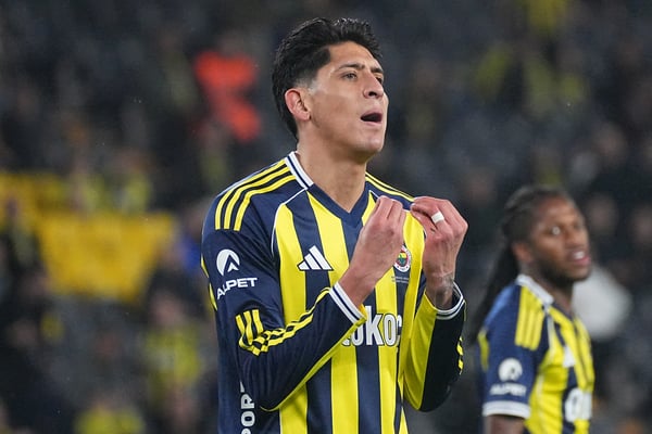 世界杯FIFA体育新闻:埃德森·阿尔瓦雷斯过去两个月几乎没有上场比赛。/ Seskim Photo/MB Media/Getty Images