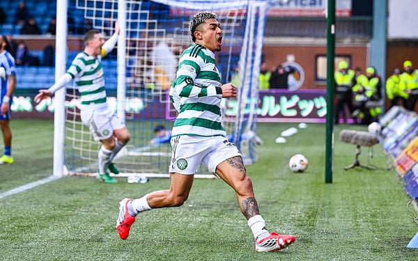 世界杯FIFA体育新闻:朱利安·阿劳霍为凯尔特人打入的首粒进球迅速走红网络。/ Rob Casey/SNS Group/Getty Images