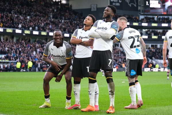 世界杯FIFA体育新闻:帕特里克·阿吉曼(右二)自加盟德比郡以来,他的空中能力有了显著提升。/ Paul Bonser/SOPA Images/LightRocket/Getty Images