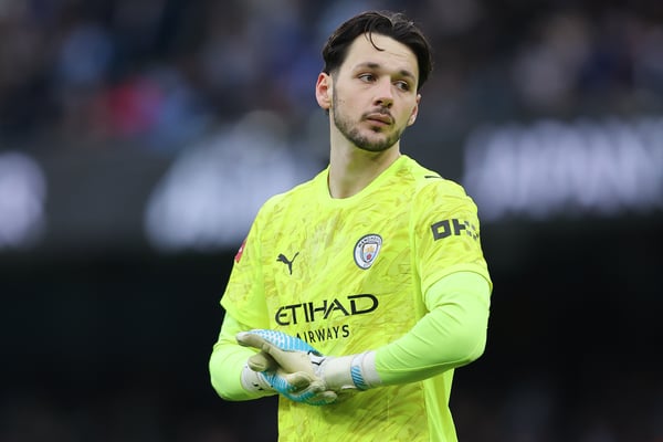 世界杯FIFA体育新闻：詹姆斯·特拉福德已经挣扎了好几分钟了。/ James Gill/Danehouse/Getty Images