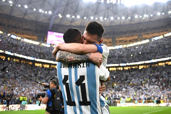 世界杯FIFA体育新闻：在卢赛尔体育场举行的2022年卡塔尔世界杯决赛中，阿根廷队点球大战击败法国队，迪马利亚和梅西庆祝胜利。