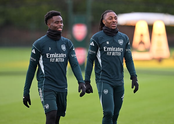 世界杯FIFA体育新闻：布卡约·萨卡（左）突然被认为比埃贝雷奇·埃泽更适合担任中锋。/ Stuart MacFarlane/阿森纳足球俱乐部/Getty Images