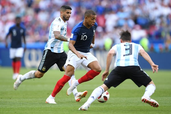 世界杯FIFA体育新闻:在2018年俄罗斯世界杯16强赛中,法国队的基利安·姆巴佩在喀山带球突破阿根廷队的防线。