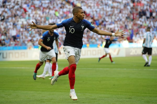 世界杯FIFA体育新闻:在2018年俄罗斯世界杯16强赛喀山站的比赛中,基利安·姆巴佩庆祝法国队攻破阿根廷队的球门。