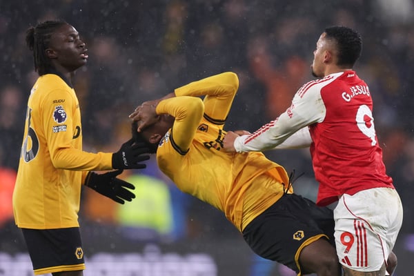 世界杯FIFA体育新闻：加布里埃尔·热苏斯（最右）因紧张情绪而失控。/ Catherine Ivill-AMA/Getty Images