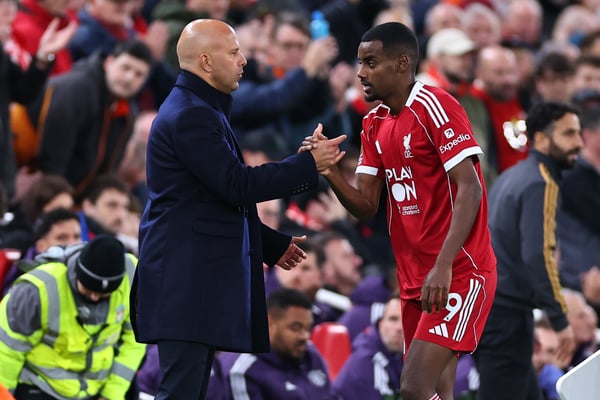 世界杯FIFA体育新闻：阿恩·斯洛特支持伊萨克的复出。/ Robbie Jay Barratt/AMA/Getty Images