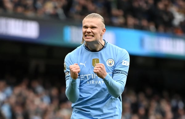 世界杯FIFA体育新闻:英格兰曼彻斯特 - 2025年3月15日:在2025年3月15日于英格兰曼彻斯特伊蒂哈德球场举行的英超联赛曼城对阵布莱顿的比赛中,曼城球员埃尔林·哈兰德在点球破门后庆祝,这是曼城队本场比赛的首粒进球。(图片来源:Gareth Copley/Getty Images)