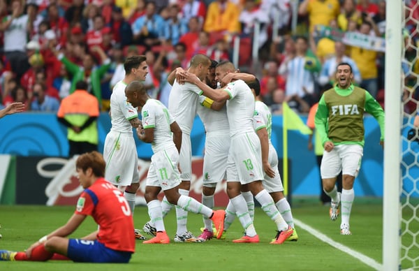 世界杯FIFA体育新闻：阿尔及利亚在2014年世界杯对阵韩国的比赛中庆祝进球