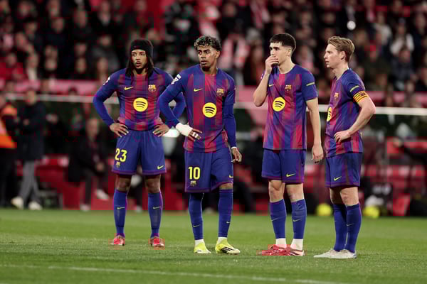 世界杯FIFA体育新闻：巴塞罗那球员在蒙蒂利维球场目瞪口呆。/ David Ramirez/Soccrates/Getty Images