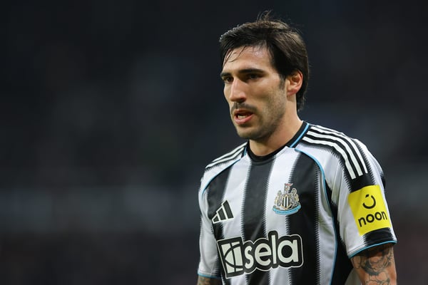 世界杯FIFA体育新闻：桑德罗·托纳利是曼联的引援目标。/ James Gill/Danehouse/Getty Images