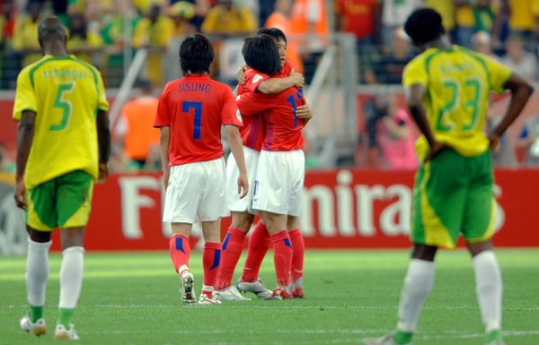 世界杯FIFA体育新闻：韩国队在2006年世界杯上击败多哥队后举行庆祝活动